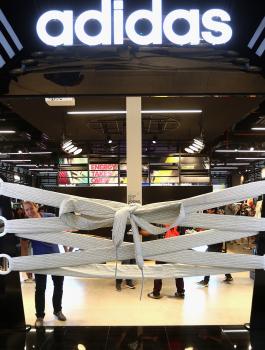 130 نادياً فلسطينياً يطالبون "أديداس" بالتراجع عن رعاية الكرة الاسرائيلية