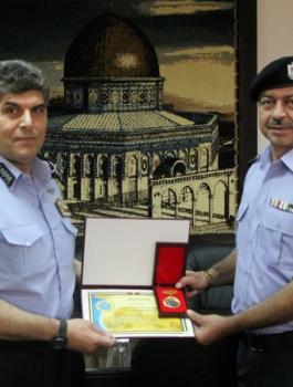 مدير عام الشرطة يكرم عقيدين لجهودهما وادائهما المتميز 
