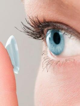 استحمت بالعدسات اللاصقة وفقدت بصرها