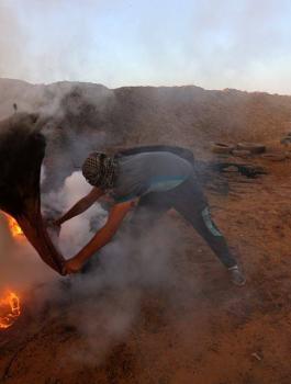 طائرات اسرائيلية مسيرة تطلق قنابل حارقة على المتظاهرين والخيام شرق غزة