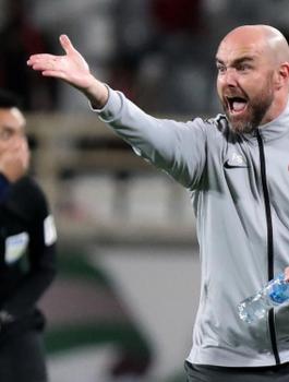 مدرب منتخب قطر والامارات 