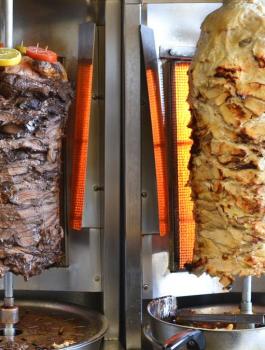 محل شاورما يبيع المواطنين لحمة بالديدان 