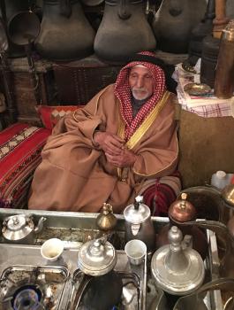 كويتي يجمع دلات قهوة 