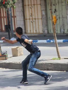 إصابات بالرصاص الحي في مواجهات بالخليل