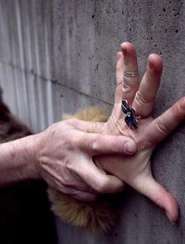 السجن 12 ألف عام بحق أب اغتصب ابنته 626 مرة