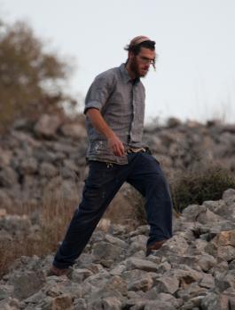 200 مستوطن يهاجمون قرية كوبر شمال غرب رام الله