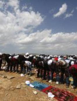 مواطنون يؤدون الصلاة فوق أراضيهم المهددة في المغير وكفر مالك