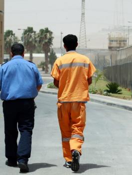 سجين روسي يصيب 3 سجانين وضابط كبير اسرائيلي 