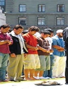 احتجاجات في إسبانيا بسبب صلاة جماعية للمسلمين بساحة عامة