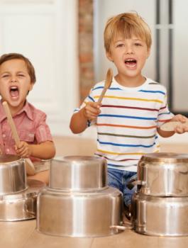 ضجيج الاطفال وعائلة 