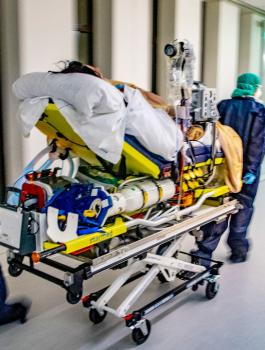 الجيش الامريكي وروبوت لقتل فيروس كورونا 