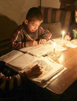 اسرائيل تقلص الكهرباء لغزة 
