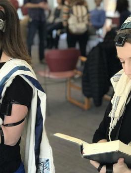 حاخام يهودي يعذب النساء 