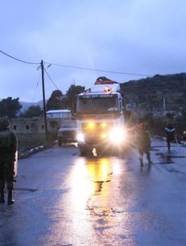 الاحتلال ينصب بوابة حديدية على مدخل اللبن الشرقية جنوب نابلس