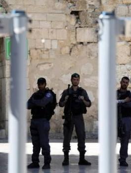 ازالة البوابات الالكترونية والكاميرات امام ابواب الأقصى 