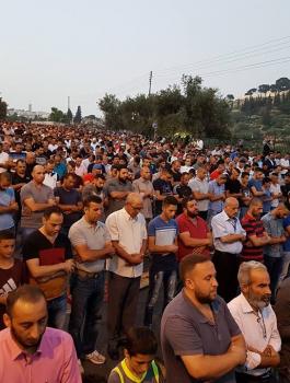 الآلاف يؤدون 