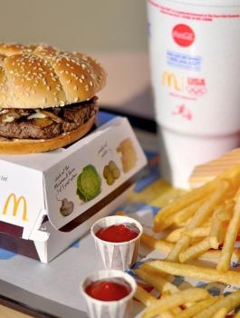 "ماكدونالدز" يدس لحم الخنزير في وجبات عائلة مسلمة