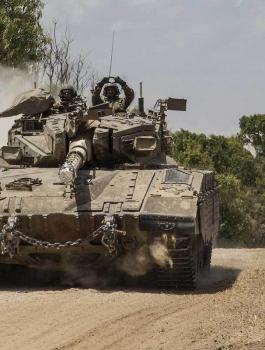 israeli-forces-move-towards-gaza-border-with-tanks-JULY-2014-5