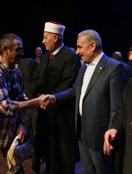 اشتيه يكرم عمال انظافة في رام الله والبيرة وبيتونيا 