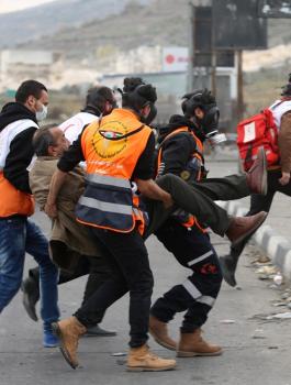 7 إصابات بالرصاص المطاطي خلال مواجهات على حاجز حوارة جنوب نابلس