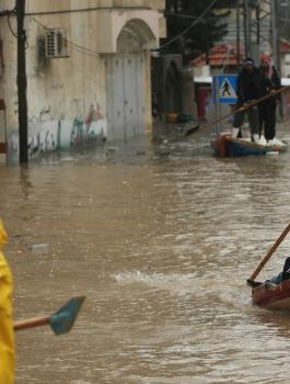 نصف ساعة كانت كفيلة بإغراق أحياء ومنازل كاملة في قطاع غزة بمياه الأمطار