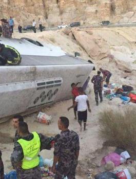 6 وفيات و38 إصابة بحادث مروع لحافلة معتمرين في الأردن