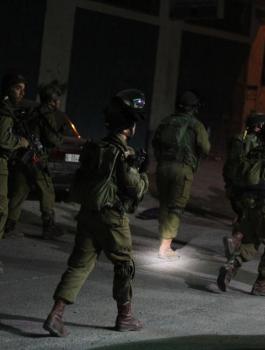الاحتلال يعتقل شباناً في القدس ويستدعي آخرين