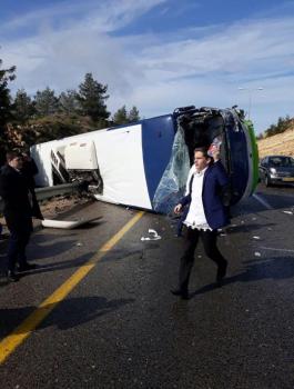 انقلا حافلة اسرائيلية غرب رام الله 