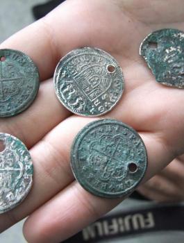 القبض على مهرب آثار بحوزته 22 قطعة نقدية و4 فخارات أثرية