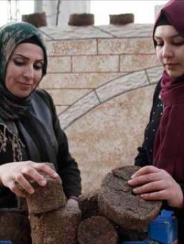 اربع سيدات من نابلس ينتجن الحطب الصناعي 