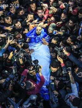 جثمان الشهيد الصحفي أحمد أبو حسين يصل قطاع غزة