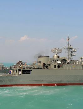 إيران ترسل مدمرة وحاملة مروحيات إلى الحديدية في اليمن 