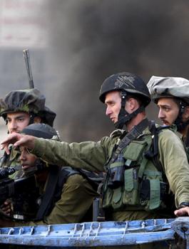 اسرائيل ورماة الحجارة الفلسطينيين 