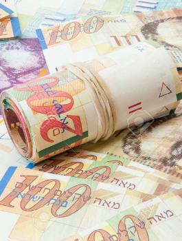 أسعار العملات: ارتفاع طفيف في سعر صرف الدولار والدينار