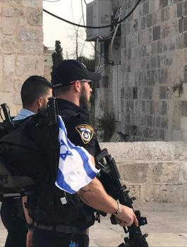  جندي يتجول في الأقصى بملابس تحمل علم اسرائيل 