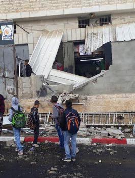 هدم واغلاق مطبعة في بيت عنان 