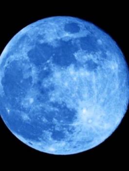 قمر الدم الأزرق العملاق