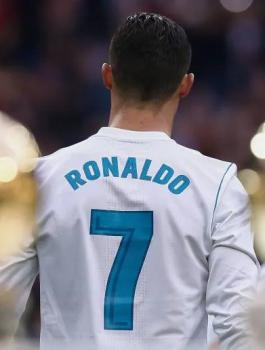 رونالدو وقميص ريال مدريد 