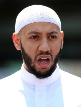 إمام المسجد المستهدف في لندن ينقذ منفِّذ عملية الدهس من الموت.. والصحافة تصفه بالبطل