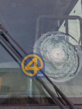 رشق حافلات المستوطنين بالحجارة 