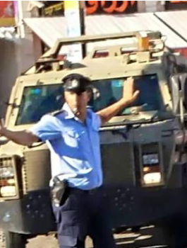 شاهد: شرطي فلسطيني يجبر دورية عسكرية على الالتزام بقوانين السير