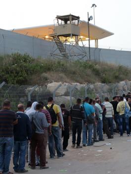 الحكومة الاسرائيلية تصادق على منع دخول الفلسطينيين المديونين