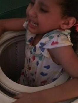 طفلة علقت بنشافة ملابس بسلفيت 