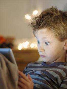 الاطفال وشاشات الهواتف الذكية 