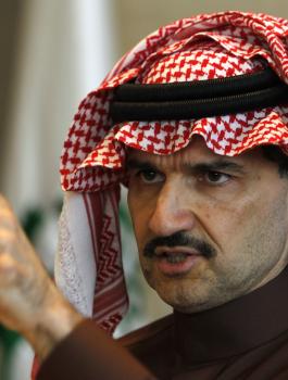 الوليد بن طلال يصفع ضابط مخابرات سعودي ويقول له: أنا الأمير