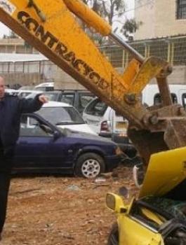 أب يسلم مركبة ابنه غير القانونية بالخليل