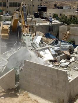 هدم محال تجاري في القدس 