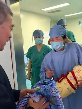 امراة صينية عمرها 67 عاما تنجب طفلة