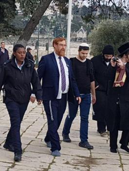 غليك  يقتحم باحات المسجد الأقصى 