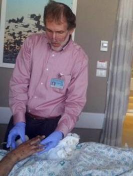 صورة: إصابة مواطن من قطاع غزة بورم غريب في يده 